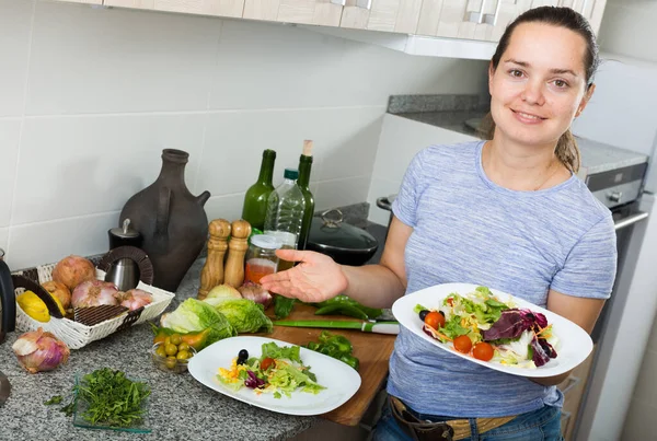 Alegre Joven Mujer Pie Cocina Casa Preparar Ensalada Verde Interior —  Fotos de Stock