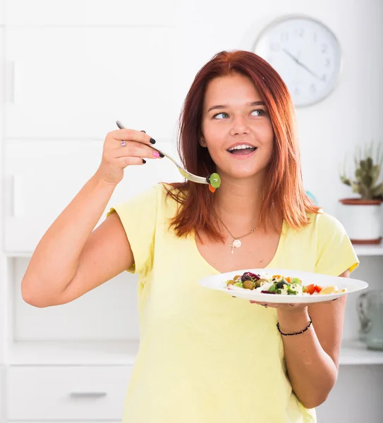 Retrato Una Adolescente Sonriente Comiendo Ensalada Verde Cocina Casa — Foto de Stock
