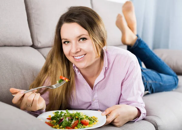 Evde Lezzetli Yeşil Salata Yiyen Genç Bir Kadın — Stok fotoğraf
