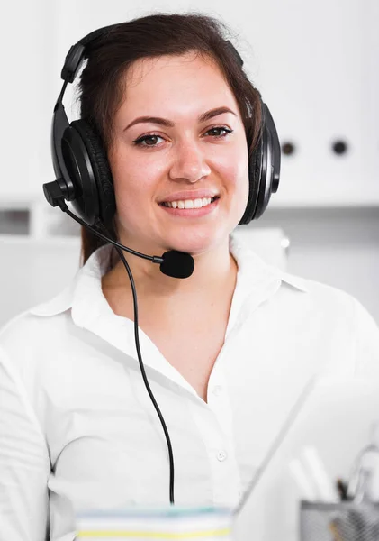 Jovem Trabalhadora Operando Produtivamente Call Center — Fotografia de Stock