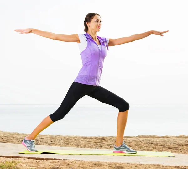 Leende Ung Flicka Träning Yoga Poser Stående Stranden Solig Morgon — Stockfoto