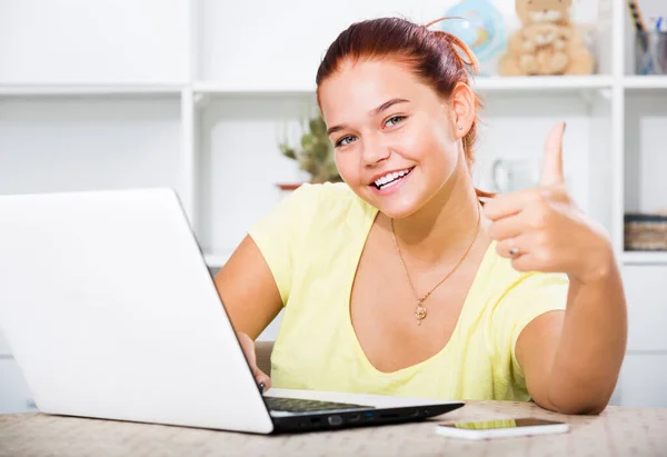 Mutlu Gülümseyen Genç Kız Bilgisayarda Çalışıyor Parmaklarını Içeride Kaldırıyor — Stok fotoğraf