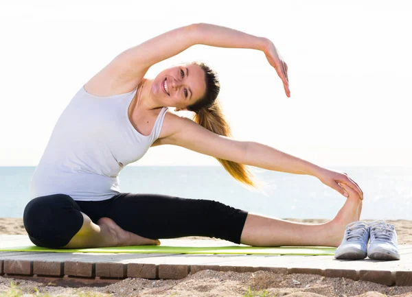 Mujer Joven Haciendo Yoga Posa Sentada Playa Soleada Por Océano —  Fotos de Stock