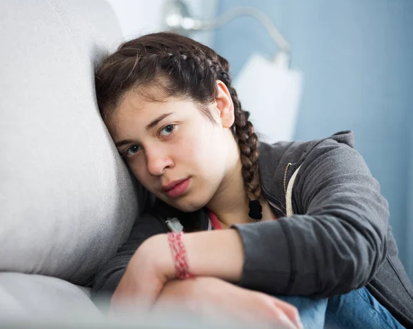 Genç Kız Evde Kendini Yalnız Üzgün Hissediyor — Stok fotoğraf