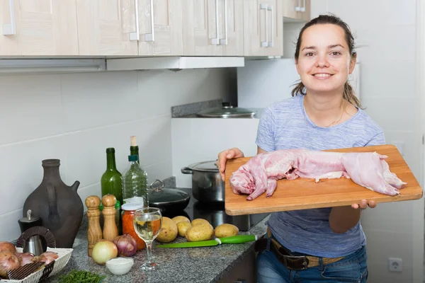 Giovane Donna Allegra Preparare Coniglio Intero Cucinare Cucina Chiuso — Foto Stock
