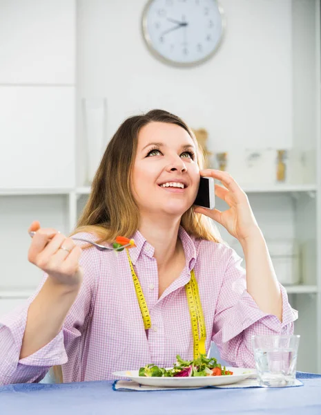 Kadın Lezzetli Yeşil Salatanın Konuşmanın Tadını Çıkarıyor — Stok fotoğraf
