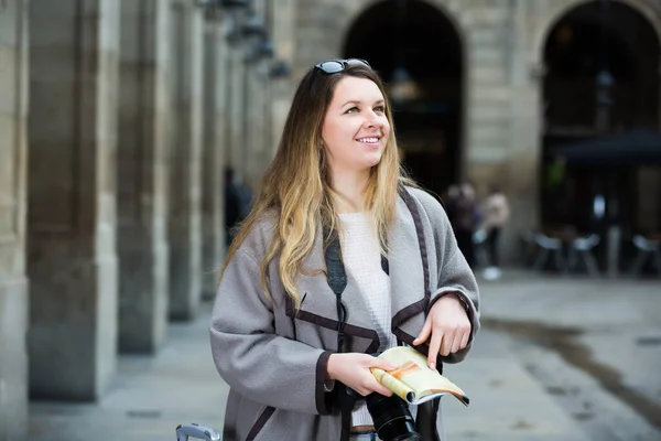 Blond Hezká Dívka Drží Brožuru Rukou Hledá Svou Cestu — Stock fotografie