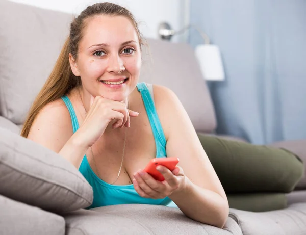 Junge Lächelnde Frau Checkt Ihr Handy Und Macht Selfies Hause — Stockfoto