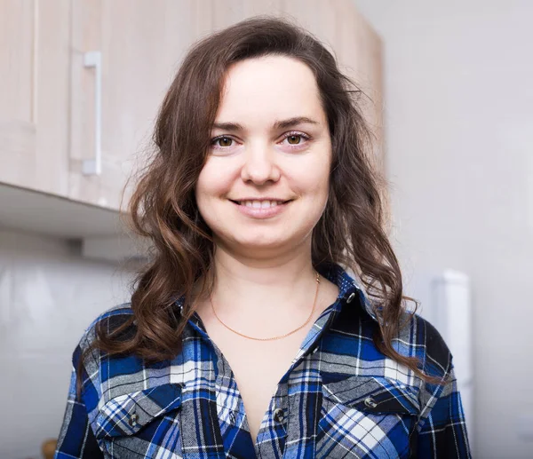 陽気なロシアの大人女性でチェックシャツにホームキッチン — ストック写真