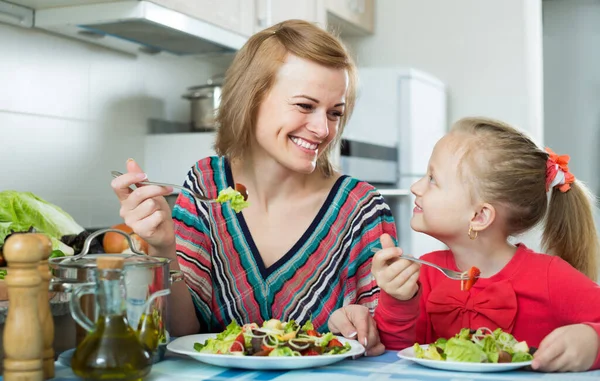 Uśmiechnięta Mama Dziecko Jedzące Sałatkę Warzywną Kuchni — Zdjęcie stockowe