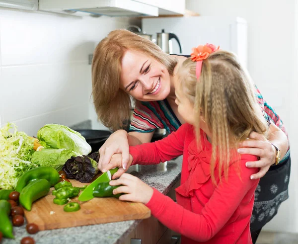Güzel Anne Kız Mutfakta Salata Hazırlıyorlar — Stok fotoğraf