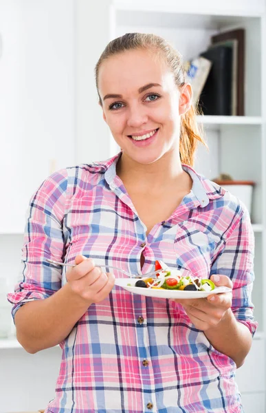 Retrato Jovem Feliz Com Cabelo Castanho Comendo Salada Cozinha — Fotografia de Stock