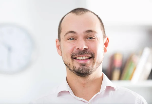 Jovem Empresário Europeu Feliz Escritório Conversando Com Alguém Gesticulando — Fotografia de Stock