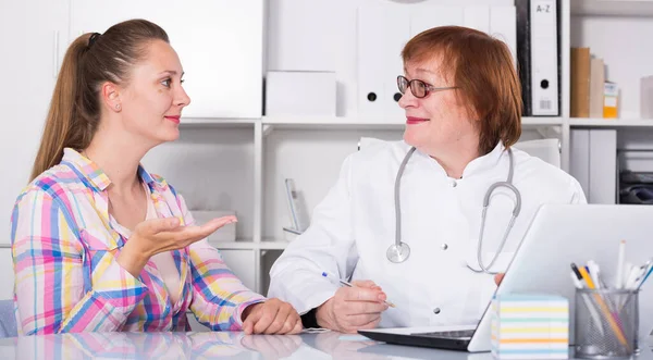 Adult Female Doctor Leading Medical Appointment Lapto — Stock Photo, Image
