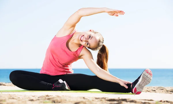 Joven Mujer Sonriente Haciendo Yoga Playa Día Soleado —  Fotos de Stock