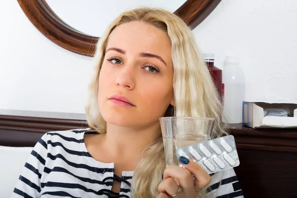 Porträt Einer Frau Mit Tabletten Und Kopfschmerzen Schlafzimmer — Stockfoto
