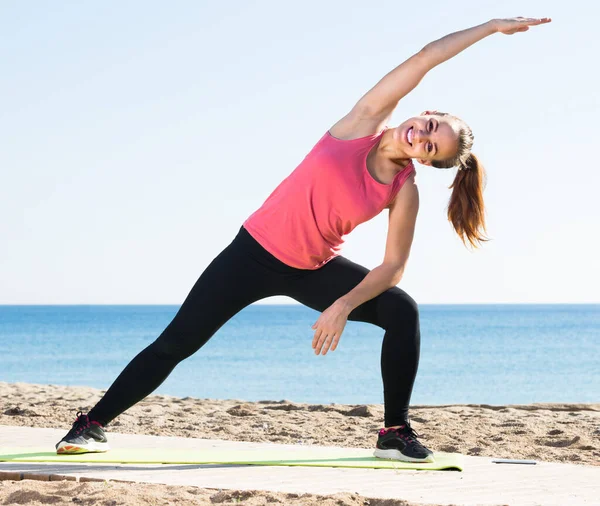 Joyeux Jeune Femme Active Travaillant Sur Plage — Photo