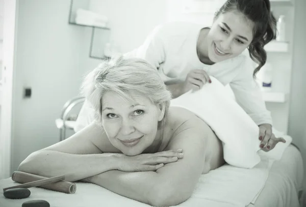 Senior Vrouwelijke Klant Genieten Van Ontspannende Massage Schoonheidssalon — Stockfoto