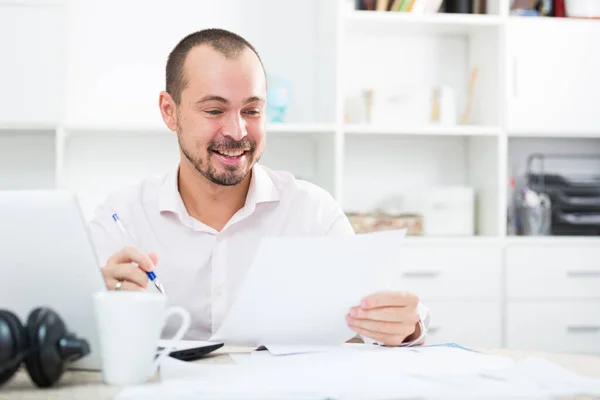 Portret Van Een Lachende Jonge Succesvolle Werknemer Zijn Kantoor — Stockfoto