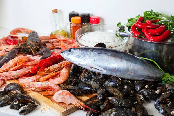 Mutfağında Taze Çiğ Deniz Ürünleri Baharatlar — Stok fotoğraf