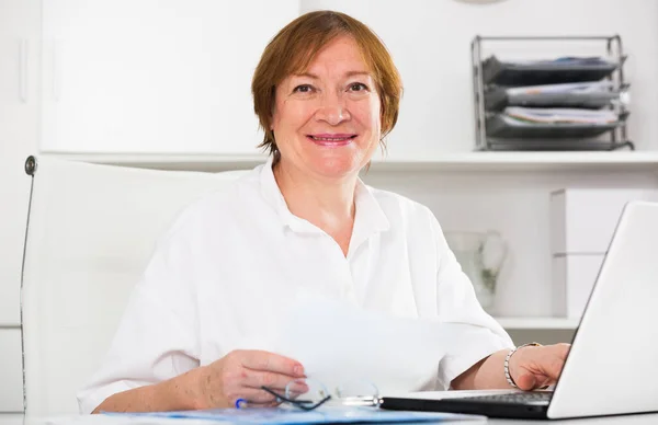 Empregada Sexo Feminino Tendo Dia Produtivo Trabalho Escritório — Fotografia de Stock