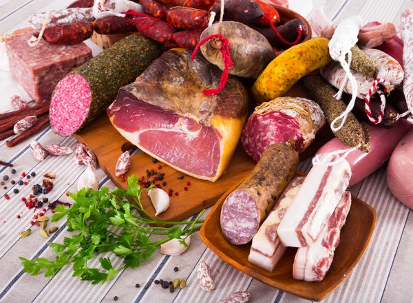 Todo Tipo Embutidos Carnes Carne Picada Con Hierbas Mesa —  Fotos de Stock
