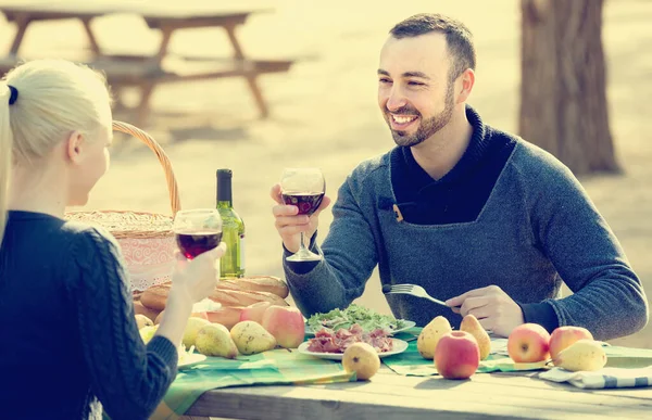 Jong Russisch Paar Drinken Wijn Praten Picknick — Stockfoto