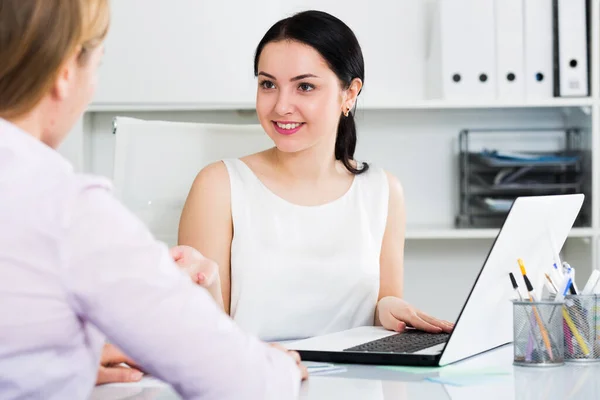 Female Manager Offering Assistance Woman Client Office — Stock Photo, Image