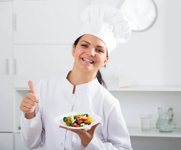 Morena Menina Chef Mostrando Polegares Para Cima Prato Com Salada — Fotografia de Stock