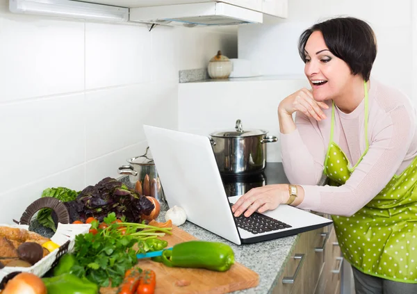 Portret Van Brunette Europese Huisvrouw Schort Met Laptop Keuken — Stockfoto