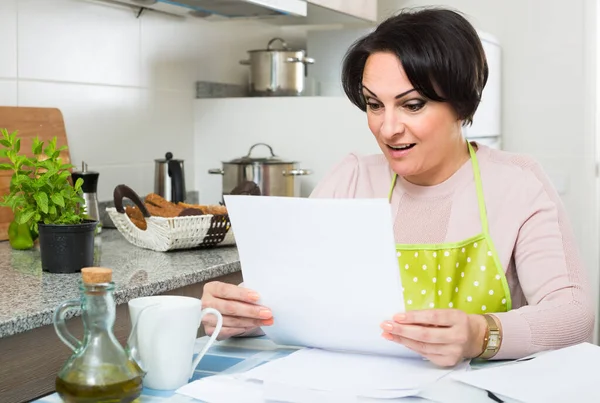 Mulher Russa Meia Idade Preenchendo Documentos Bancários Sorrindo Cozinha — Fotografia de Stock