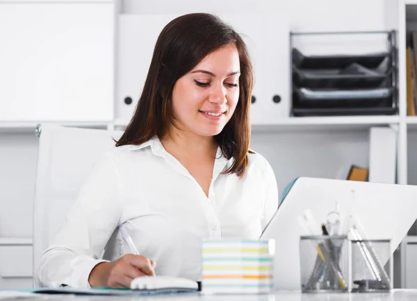 Mulher Sorridente Trabalhadora Que Trabalha Efetivamente Projeto Escritório — Fotografia de Stock