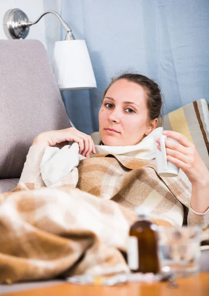 Junge Frau Erkältet Und Nimmt Medikamente Hause Ein — Stockfoto