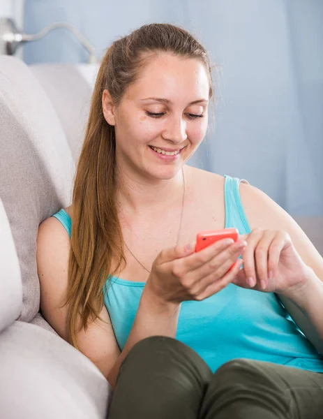 Menina Sorrindo Mensagens Texto Com Seu Telefone Tirar Fotos Casa — Fotografia de Stock