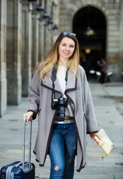 Mujer Viajera Joven Caminando Buscando Curioso Ciudad — Foto de Stock