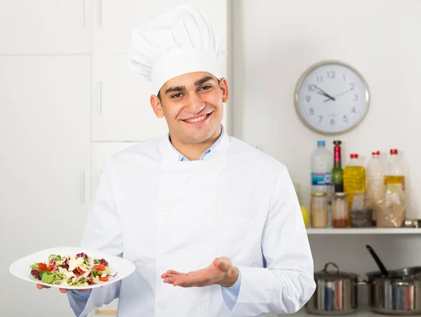 Male Cook Demonstrating Presentation Salad Kitchen — Stock Photo, Image