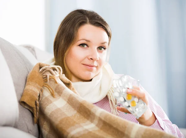 Soğuk Algınlığı Olan Genç Kız Evde Iyileşmeye Çalışıyor — Stok fotoğraf