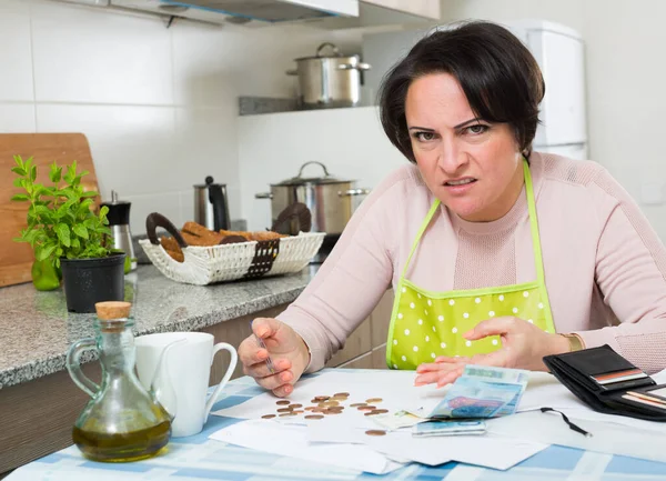 Жалкая Домохозяйка Сидящая Счетами Деньгами Кухне — стоковое фото