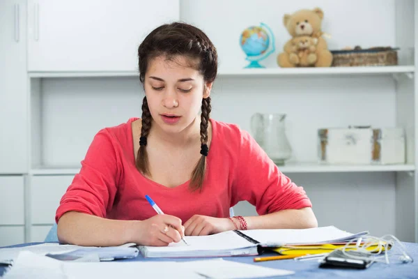 Bayan Öğrenci Evde Ders Çalışarak Verimli Bir Gün Geçiriyor — Stok fotoğraf