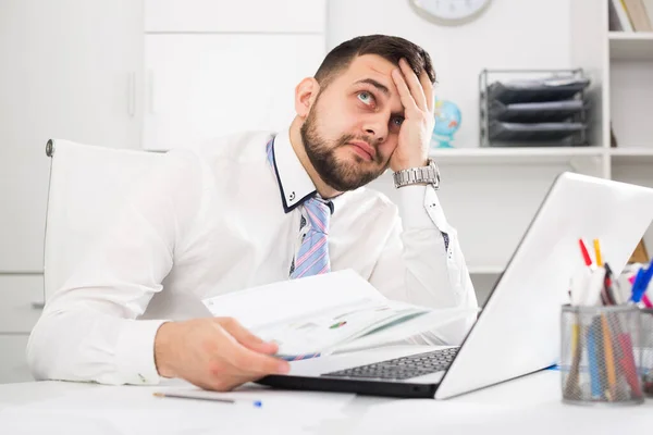 Erkek Çalışanın Ofiste Karmaşık Bir Sorunu Var — Stok fotoğraf