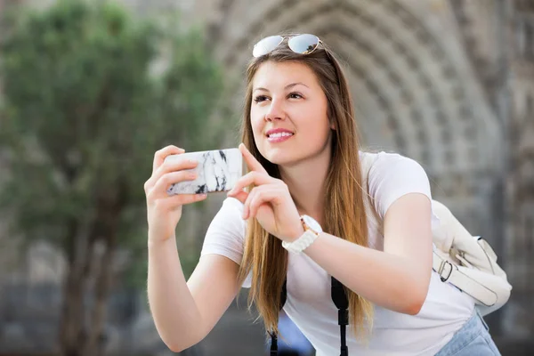Chica Feliz Sosteniendo Teléfono Las Manos Fotografiando Ciudad — Foto de Stock