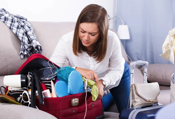 Junges Mädchen Beginnt Koffer Für Heimreise Packen — Stockfoto
