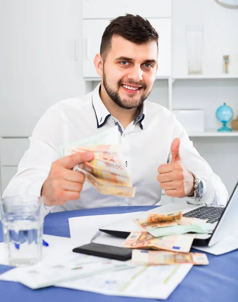 Giovane Allegro Uomo Affari Positivo Guadagnare Soldi Facilmente Online Internet — Foto Stock