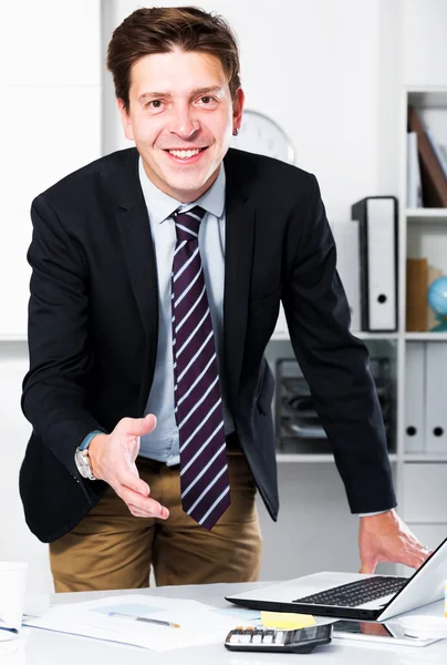 Happy Man Kantoormedewerker Zwart Pak Aanbieden Van Een Hand — Stockfoto