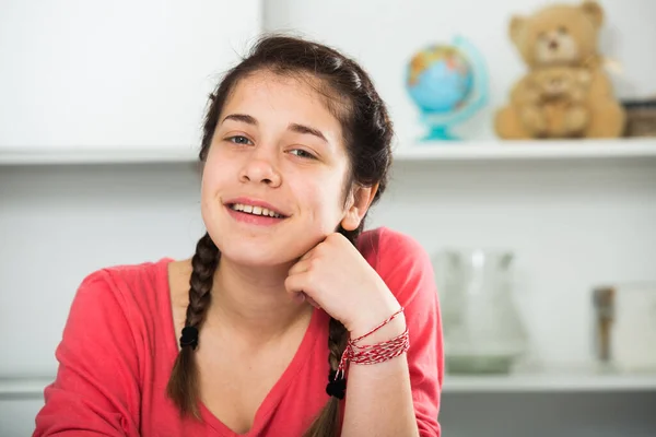 Sonriente Adolescente Usando Varias Poses Que Tienen Buen Tiempo Tiempo —  Fotos de Stock