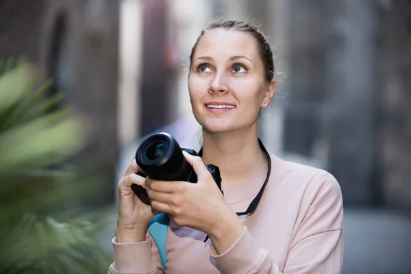 Ragazza Che Tiene Fotocamera Mano Fotografa Città — Foto Stock