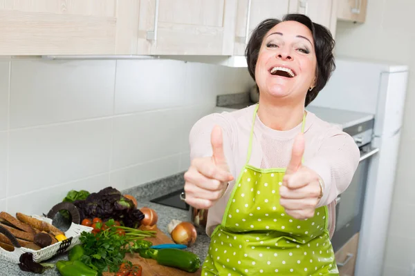 Sonriente Mujer Mediana Edad Posando Cerca Cocina Superior Con Verduras —  Fotos de Stock