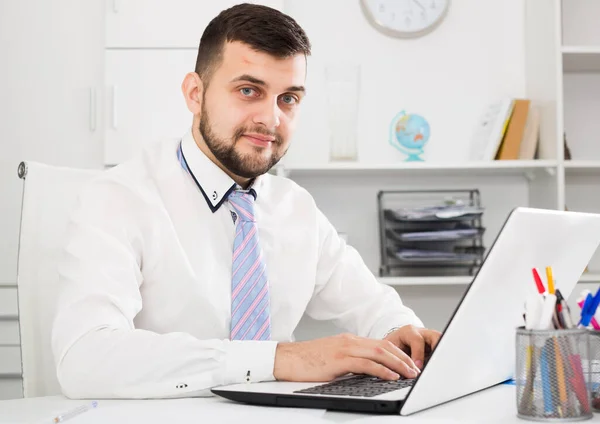 Joven Trabajador Masculino Que Trabaja Productivamente Proyecto Cargo — Foto de Stock