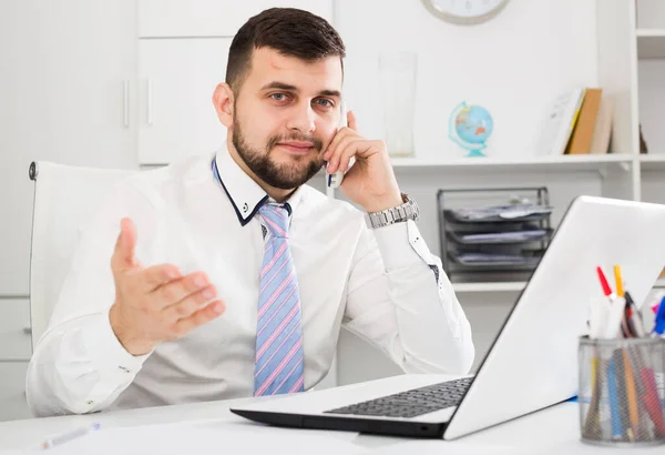 Empleado Masculino Que Tiene Día Productivo Trabajo Oficina — Foto de Stock