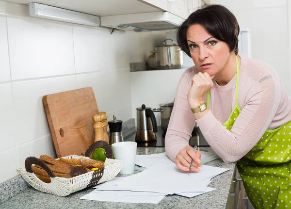 Frau Mittleren Alters Mit Traurigem Gesicht Beim Durchsehen Von Finanzunterlagen — Stockfoto